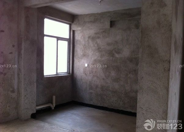 因?yàn)榧依镉幸惶籽b修好的兩居的房子給我們結(jié)婚，所以結(jié)婚時(shí)就沒急著買婚房，但是現(xiàn)在住的地方不是小區(qū)，周圍環(huán)境不好，加上公公婆婆一致催促我們買房，又是首付又是月供的塞給我們，于是乎晚買不如早買。結(jié)婚一年后，我們選中了現(xiàn)在的這套房。