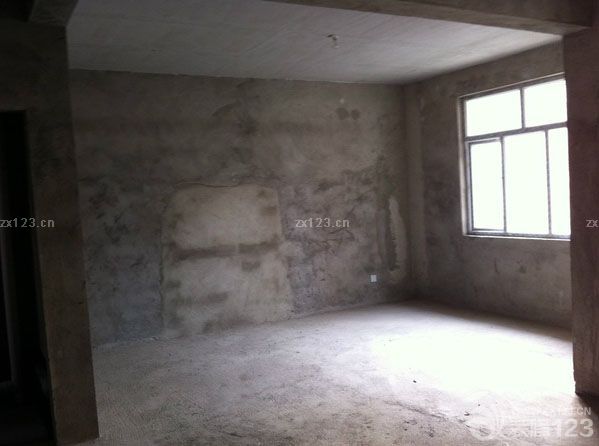 因?yàn)榧依镉幸惶籽b修好的兩居的房子給我們結(jié)婚，所以結(jié)婚時(shí)就沒急著買婚房，但是現(xiàn)在住的地方不是小區(qū)，周圍環(huán)境不好，加上公公婆婆一致催促我們買房，又是首付又是月供的塞給我們，于是乎晚買不如早買。結(jié)婚一年后，我們選中了現(xiàn)在的這套房。