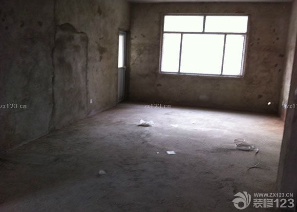 因?yàn)榧依镉幸惶籽b修好的兩居的房子給我們結(jié)婚，所以結(jié)婚時(shí)就沒急著買婚房，但是現(xiàn)在住的地方不是小區(qū)，周圍環(huán)境不好，加上公公婆婆一致催促我們買房，又是首付又是月供的塞給我們，于是乎晚買不如早買。結(jié)婚一年后，我們選中了現(xiàn)在的這套房。