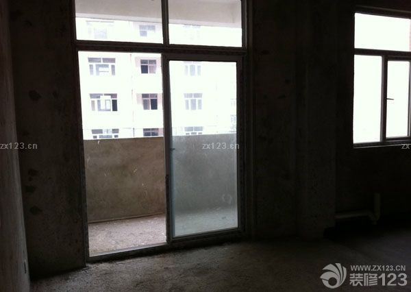 因?yàn)榧依镉幸惶籽b修好的兩居的房子給我們結(jié)婚，所以結(jié)婚時(shí)就沒急著買婚房，但是現(xiàn)在住的地方不是小區(qū)，周圍環(huán)境不好，加上公公婆婆一致催促我們買房，又是首付又是月供的塞給我們，于是乎晚買不如早買。結(jié)婚一年后，我們選中了現(xiàn)在的這套房。