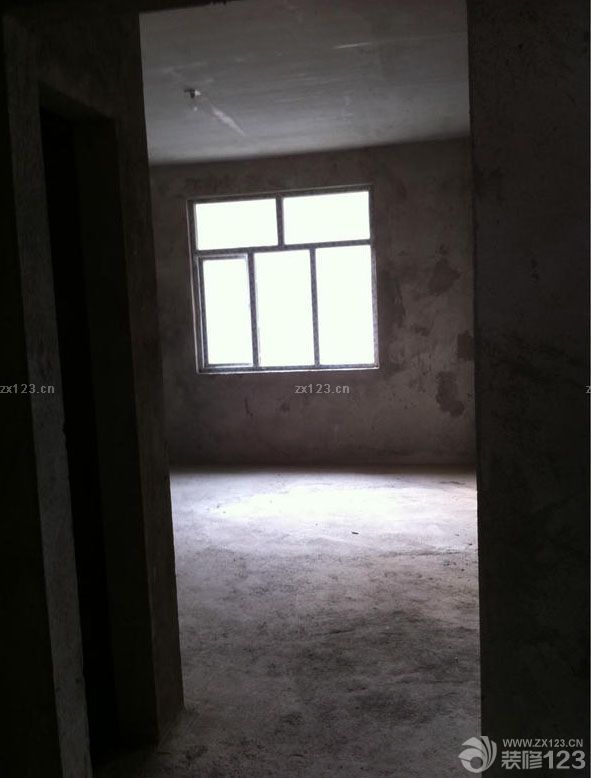 因?yàn)榧依镉幸惶籽b修好的兩居的房子給我們結(jié)婚，所以結(jié)婚時(shí)就沒急著買婚房，但是現(xiàn)在住的地方不是小區(qū)，周圍環(huán)境不好，加上公公婆婆一致催促我們買房，又是首付又是月供的塞給我們，于是乎晚買不如早買。結(jié)婚一年后，我們選中了現(xiàn)在的這套房。