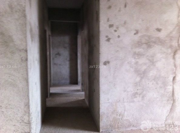 因?yàn)榧依镉幸惶籽b修好的兩居的房子給我們結(jié)婚，所以結(jié)婚時(shí)就沒急著買婚房，但是現(xiàn)在住的地方不是小區(qū)，周圍環(huán)境不好，加上公公婆婆一致催促我們買房，又是首付又是月供的塞給我們，于是乎晚買不如早買。結(jié)婚一年后，我們選中了現(xiàn)在的這套房。