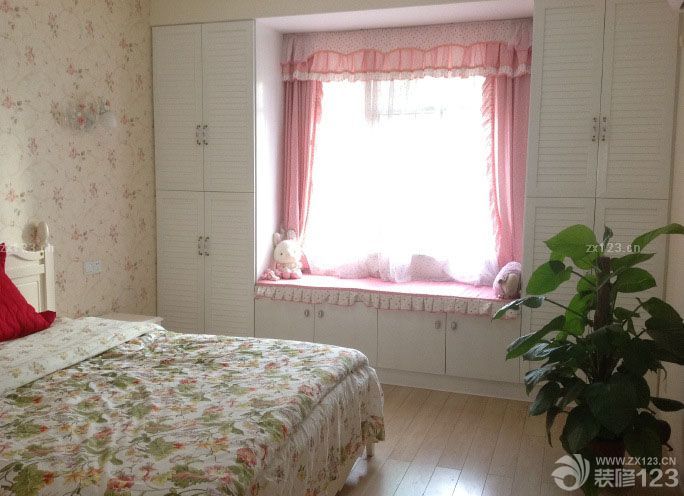 入住都已經(jīng)兩個(gè)月了，一直沒上心把軟裝后的畢業(yè)照傳上來，今天碰巧休息在家，還是有始有終吧！ 來張沙發(fā)的近照，在紅星美凱龍買的真皮沙發(fā)，6880元，看上了這款沙發(fā)后，再看不上其他的沙發(fā)了 餐桌和餐椅是在全友的實(shí)體店買的，比較貴一點(diǎn)。剩下的部分的小飾品都是我們自己搭配的，感覺還是很漂亮的。