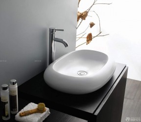 橡木浴室柜台面洗手盆设计效果图