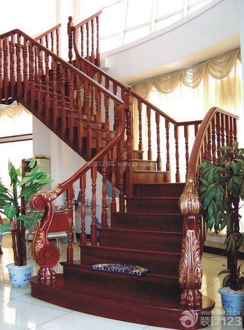 别墅高档木制楼梯设计装修效果图