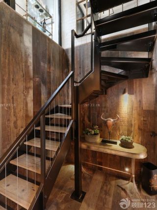 古典风格木制楼梯设计效果图