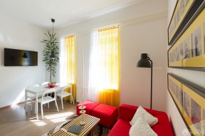 60平米两室一厅小户型 黄色窗帘