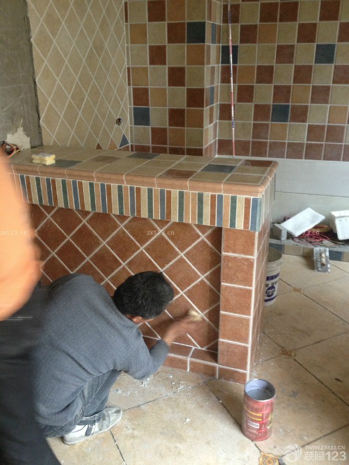 到今天為止，瓷磚部分基本畢業(yè)，省下的就是填縫和部分花片和文化石了。歷時(shí)20天?。ㄎ壹夷喙け容^慢，工作量只有一個(gè)洗手間，一個(gè)小陽臺(tái)，一個(gè)廚房，一個(gè)吧臺(tái)和臥室地坪）?？傮w還是很滿意的，慢工出細(xì)活嘛。 因?yàn)閭€(gè)人原因中間停工一個(gè)星期，所以就沒有什么進(jìn)度。好在遇到一個(gè)不錯(cuò)的木工，準(zhǔn)備再過段時(shí)間上木工.