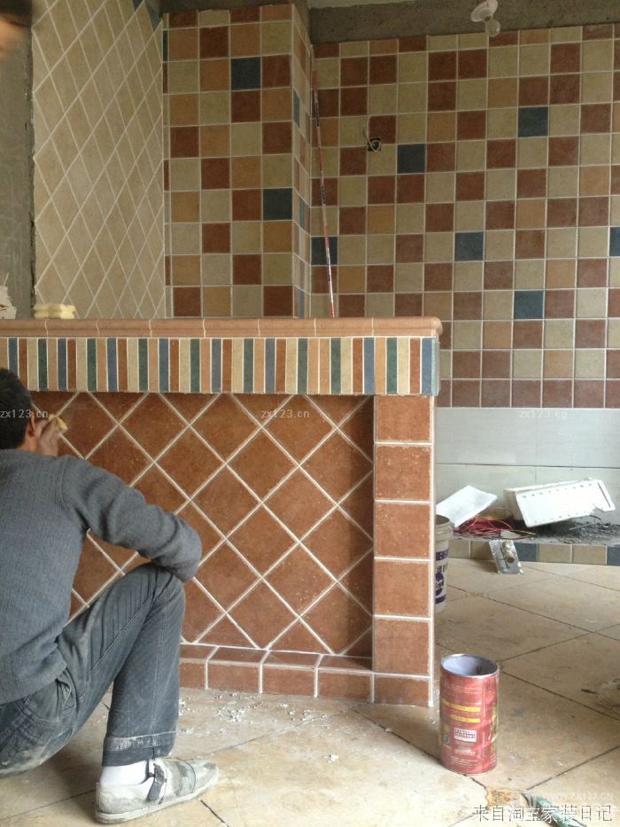 到今天為止，瓷磚部分基本畢業(yè)，省下的就是填縫和部分花片和文化石了。歷時(shí)20天?。ㄎ壹夷喙け容^慢，工作量只有一個(gè)洗手間，一個(gè)小陽臺(tái)，一個(gè)廚房，一個(gè)吧臺(tái)和臥室地坪）。總體還是很滿意的，慢工出細(xì)活嘛。 因?yàn)閭€(gè)人原因中間停工一個(gè)星期，所以就沒有什么進(jìn)度。好在遇到一個(gè)不錯(cuò)的木工，準(zhǔn)備再過段時(shí)間上木工.