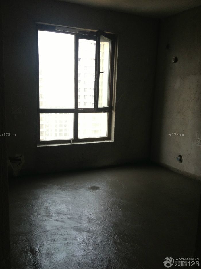 到今天為止，瓷磚部分基本畢業(yè)，省下的就是填縫和部分花片和文化石了。歷時(shí)20天?。ㄎ壹夷喙け容^慢，工作量只有一個(gè)洗手間，一個(gè)小陽臺(tái)，一個(gè)廚房，一個(gè)吧臺(tái)和臥室地坪）?？傮w還是很滿意的，慢工出細(xì)活嘛。 因?yàn)閭€(gè)人原因中間停工一個(gè)星期，所以就沒有什么進(jìn)度。好在遇到一個(gè)不錯(cuò)的木工，準(zhǔn)備再過段時(shí)間上木工.