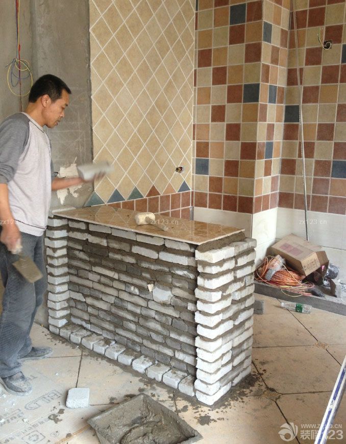 到今天為止，瓷磚部分基本畢業(yè)，省下的就是填縫和部分花片和文化石了。歷時(shí)20天！（我家泥工比較慢，工作量只有一個(gè)洗手間，一個(gè)小陽臺(tái)，一個(gè)廚房，一個(gè)吧臺(tái)和臥室地坪）?？傮w還是很滿意的，慢工出細(xì)活嘛。 因?yàn)閭€(gè)人原因中間停工一個(gè)星期，所以就沒有什么進(jìn)度。好在遇到一個(gè)不錯(cuò)的木工，準(zhǔn)備再過段時(shí)間上木工.