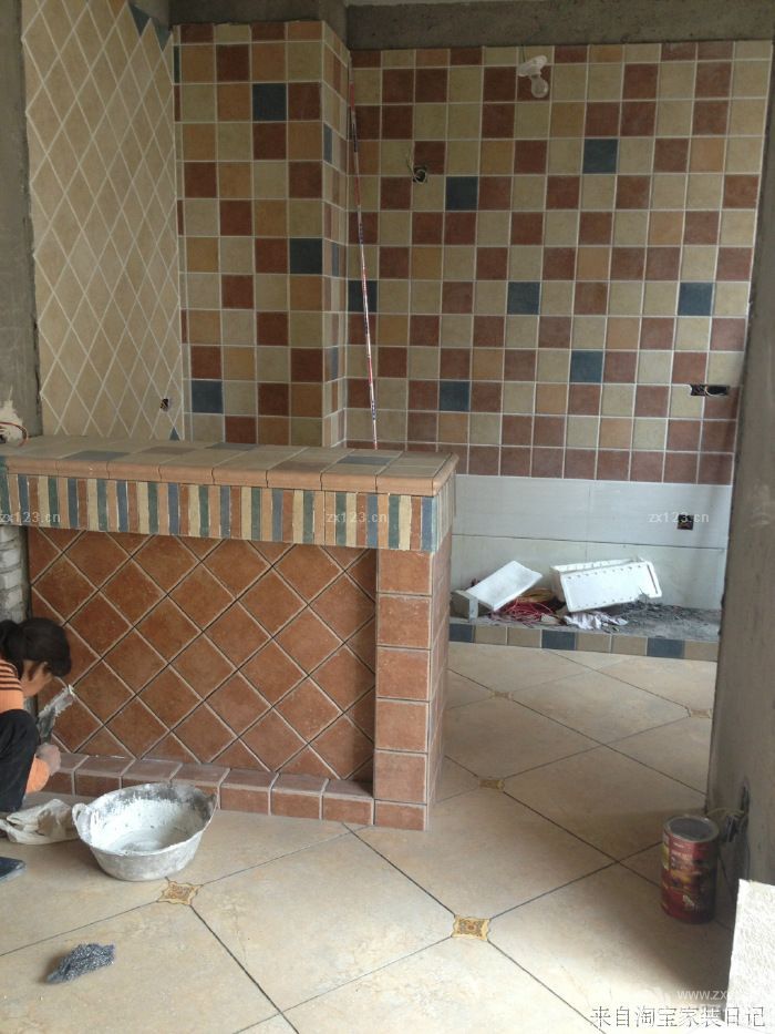 到今天為止，瓷磚部分基本畢業(yè)，省下的就是填縫和部分花片和文化石了。歷時(shí)20天?。ㄎ壹夷喙け容^慢，工作量只有一個(gè)洗手間，一個(gè)小陽臺(tái)，一個(gè)廚房，一個(gè)吧臺(tái)和臥室地坪）?？傮w還是很滿意的，慢工出細(xì)活嘛。 因?yàn)閭€(gè)人原因中間停工一個(gè)星期，所以就沒有什么進(jìn)度。好在遇到一個(gè)不錯(cuò)的木工，準(zhǔn)備再過段時(shí)間上木工.