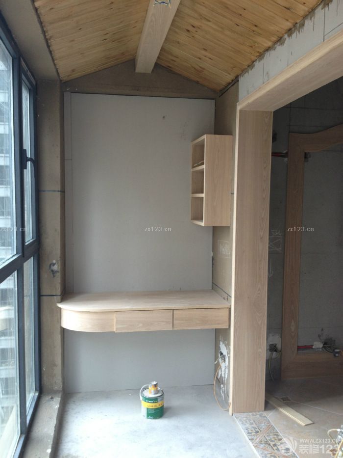 又是一個(gè)月，木工結(jié)束了。接下來就快了吧。上些圖吧，進(jìn)門開始：所以的柜門還在制作中，特別期待裝上門的樣子，卡座上面會(huì)做上墊子。 木工做的廚房，相當(dāng)結(jié)實(shí)。 客廳的電視墻是看朋友家的實(shí)景借鑒的。沙發(fā)背景墻，中間的部分到底要用手繪油畫，壁畫，還是成品框畫，以后再糾結(jié)吧。 洗手臺(tái)不想說什么了，最不喜歡的地方，最失敗的地方。 娛樂廳的電視墻，這個(gè)做的很不錯(cuò)。 娛樂廳的折疊鏡。 