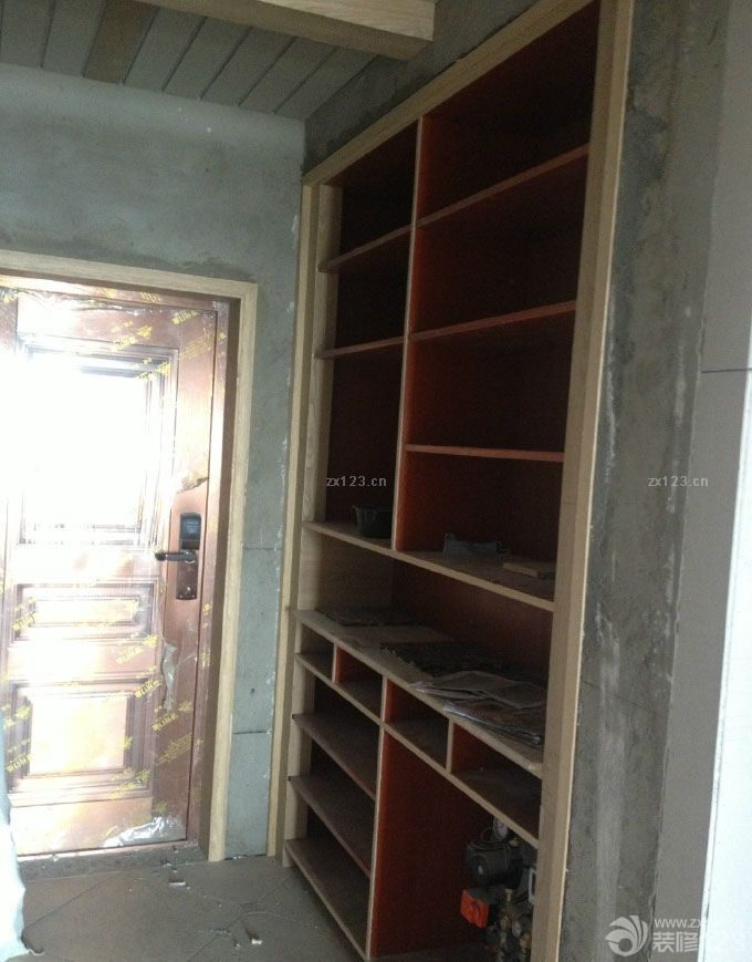 又是一個(gè)月，木工結(jié)束了。接下來就快了吧。上些圖吧，進(jìn)門開始：所以的柜門還在制作中，特別期待裝上門的樣子，卡座上面會(huì)做上墊子。 木工做的廚房，相當(dāng)結(jié)實(shí)。 客廳的電視墻是看朋友家的實(shí)景借鑒的。沙發(fā)背景墻，中間的部分到底要用手繪油畫，壁畫，還是成品框畫，以后再糾結(jié)吧。 洗手臺(tái)不想說什么了，最不喜歡的地方，最失敗的地方。 娛樂廳的電視墻，這個(gè)做的很不錯(cuò)。 娛樂廳的折疊鏡。 