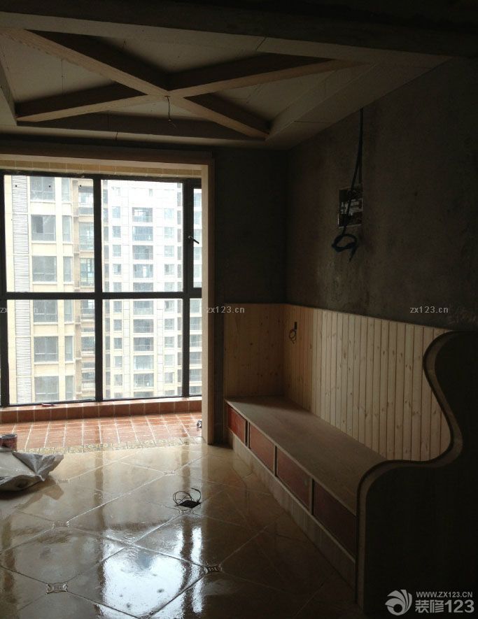 又是一個(gè)月，木工結(jié)束了。接下來就快了吧。上些圖吧，進(jìn)門開始：所以的柜門還在制作中，特別期待裝上門的樣子，卡座上面會(huì)做上墊子。 木工做的廚房，相當(dāng)結(jié)實(shí)。 客廳的電視墻是看朋友家的實(shí)景借鑒的。沙發(fā)背景墻，中間的部分到底要用手繪油畫，壁畫，還是成品框畫，以后再糾結(jié)吧。 洗手臺(tái)不想說什么了，最不喜歡的地方，最失敗的地方。 娛樂廳的電視墻，這個(gè)做的很不錯(cuò)。 娛樂廳的折疊鏡。 