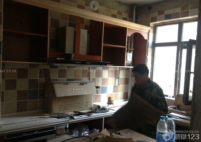 又是一個(gè)月，木工結(jié)束了。接下來就快了吧。上些圖吧，進(jìn)門開始：所以的柜門還在制作中，特別期待裝上門的樣子，卡座上面會(huì)做上墊子。 木工做的廚房，相當(dāng)結(jié)實(shí)。 客廳的電視墻是看朋友家的實(shí)景借鑒的。沙發(fā)背景墻，中間的部分到底要用手繪油畫，壁畫，還是成品框畫，以后再糾結(jié)吧。 洗手臺(tái)不想說什么了，最不喜歡的地方，最失敗的地方。 娛樂廳的電視墻，這個(gè)做的很不錯(cuò)。 娛樂廳的折疊鏡。 