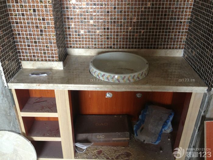 又是一個(gè)月，木工結(jié)束了。接下來就快了吧。上些圖吧，進(jìn)門開始：所以的柜門還在制作中，特別期待裝上門的樣子，卡座上面會(huì)做上墊子。 木工做的廚房，相當(dāng)結(jié)實(shí)。 客廳的電視墻是看朋友家的實(shí)景借鑒的。沙發(fā)背景墻，中間的部分到底要用手繪油畫，壁畫，還是成品框畫，以后再糾結(jié)吧。 洗手臺(tái)不想說什么了，最不喜歡的地方，最失敗的地方。 娛樂廳的電視墻，這個(gè)做的很不錯(cuò)。 娛樂廳的折疊鏡。 