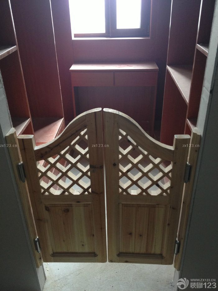 又是一個(gè)月，木工結(jié)束了。接下來就快了吧。上些圖吧，進(jìn)門開始：所以的柜門還在制作中，特別期待裝上門的樣子，卡座上面會(huì)做上墊子。 木工做的廚房，相當(dāng)結(jié)實(shí)。 客廳的電視墻是看朋友家的實(shí)景借鑒的。沙發(fā)背景墻，中間的部分到底要用手繪油畫，壁畫，還是成品框畫，以后再糾結(jié)吧。 洗手臺(tái)不想說什么了，最不喜歡的地方，最失敗的地方。 娛樂廳的電視墻，這個(gè)做的很不錯(cuò)。 娛樂廳的折疊鏡。 