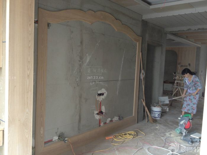 又是一個(gè)月，木工結(jié)束了。接下來就快了吧。上些圖吧，進(jìn)門開始：所以的柜門還在制作中，特別期待裝上門的樣子，卡座上面會(huì)做上墊子。 木工做的廚房，相當(dāng)結(jié)實(shí)。 客廳的電視墻是看朋友家的實(shí)景借鑒的。沙發(fā)背景墻，中間的部分到底要用手繪油畫，壁畫，還是成品框畫，以后再糾結(jié)吧。 洗手臺(tái)不想說什么了，最不喜歡的地方，最失敗的地方。 娛樂廳的電視墻，這個(gè)做的很不錯(cuò)。 娛樂廳的折疊鏡。 