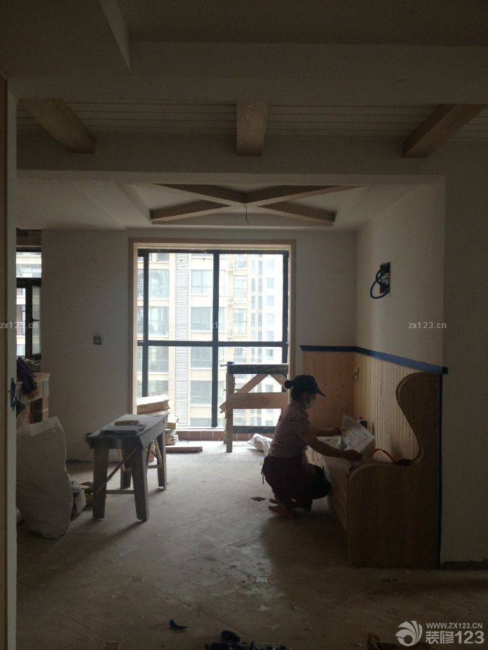 油漆工才緩緩的開始了，，終于可以擦色了，終于看到些喜歡的顏色了。好興奮。 迫不及待的拍了些照片，雖然只有一些，但是我喜歡的顏色。（昨天調(diào)了半天調(diào)出來的） 先說說油漆吧。我選擇的是華潤的，應(yīng)該是挺不錯(cuò)的，氣味不大，口碑也挺好。 底漆選擇的是稍微便宜點(diǎn)的大豆漆，也挺環(huán)保的。因?yàn)槭烊岁P(guān)系，我是以300多的價(jià)格買到的 市場價(jià)500多。還是很劃算的。