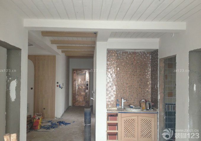 油漆工才緩緩的開始了，，終于可以擦色了，終于看到些喜歡的顏色了。好興奮。 迫不及待的拍了些照片，雖然只有一些，但是我喜歡的顏色。（昨天調(diào)了半天調(diào)出來的） 先說說油漆吧。我選擇的是華潤的，應(yīng)該是挺不錯(cuò)的，氣味不大，口碑也挺好。 底漆選擇的是稍微便宜點(diǎn)的大豆漆，也挺環(huán)保的。因?yàn)槭烊岁P(guān)系，我是以300多的價(jià)格買到的 市場價(jià)500多。還是很劃算的。