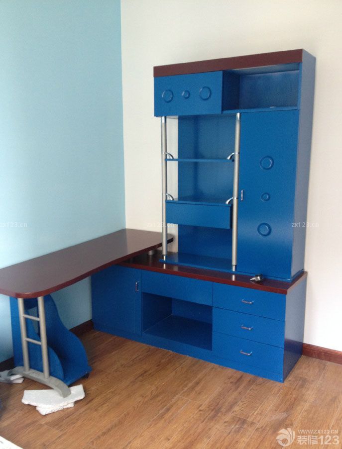 選擇了一個(gè)裝修的季節(jié)， 就注定了跟大部分業(yè)主一起等工人的的命運(yùn)。 一天的活時(shí)常是要等好多天，特別是室內(nèi)門，等的那叫一個(gè)生氣 盼星星，盼月亮把門盼回來了，結(jié)果工廠給做錯(cuò)了。不過好在整個(gè)裝修還是沒有出問題。順利的慢慢裝修好了。