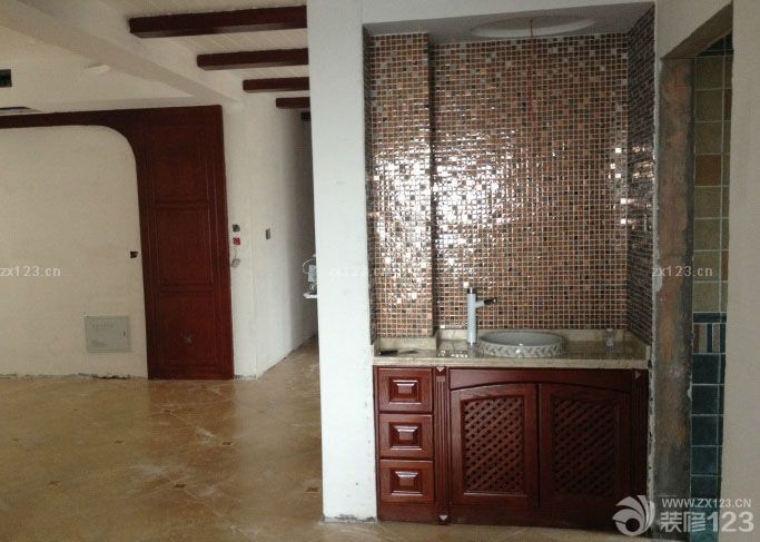 選擇了一個(gè)裝修的季節(jié)， 就注定了跟大部分業(yè)主一起等工人的的命運(yùn)。 一天的活時(shí)常是要等好多天，特別是室內(nèi)門，等的那叫一個(gè)生氣 盼星星，盼月亮把門盼回來了，結(jié)果工廠給做錯(cuò)了。不過好在整個(gè)裝修還是沒有出問題。順利的慢慢裝修好了。