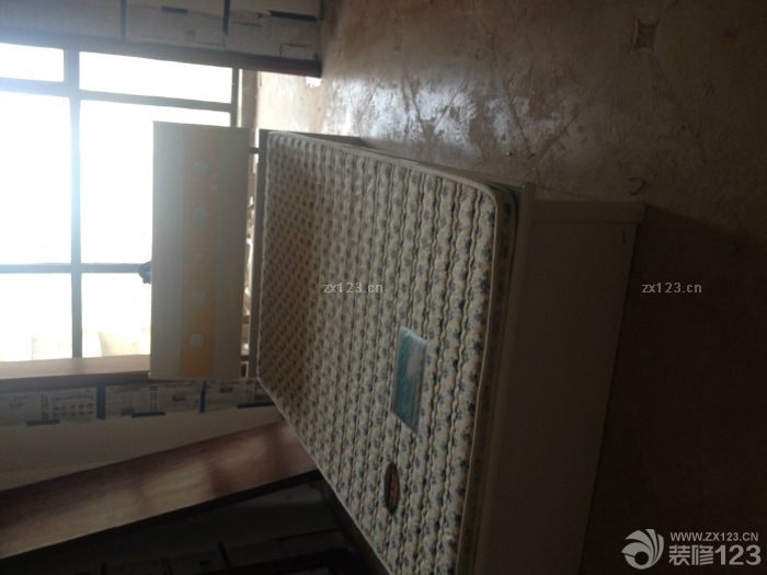 選擇了一個(gè)裝修的季節(jié)， 就注定了跟大部分業(yè)主一起等工人的的命運(yùn)。 一天的活時(shí)常是要等好多天，特別是室內(nèi)門，等的那叫一個(gè)生氣 盼星星，盼月亮把門盼回來了，結(jié)果工廠給做錯(cuò)了。不過好在整個(gè)裝修還是沒有出問題。順利的慢慢裝修好了。