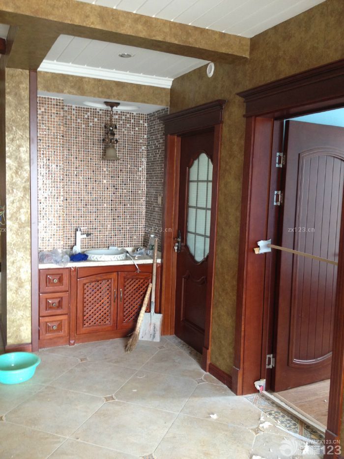 選擇了一個(gè)裝修的季節(jié)， 就注定了跟大部分業(yè)主一起等工人的的命運(yùn)。 一天的活時(shí)常是要等好多天，特別是室內(nèi)門，等的那叫一個(gè)生氣 盼星星，盼月亮把門盼回來了，結(jié)果工廠給做錯(cuò)了。不過好在整個(gè)裝修還是沒有出問題。順利的慢慢裝修好了。