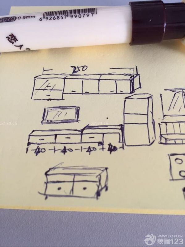 今天一早就去和楊工商量怎么鋪地磚了，最后決定工字貼法。楊工說我買的仿木紋磚質(zhì)量不好，比較薄，吸水率高，要泡水才能貼，而且不方正，兩頭的縫隙比較大。好憂傷，這估計(jì)是我買東西最失敗的一次了，要曝光這個(gè)黑店才行，還差點(diǎn)坑了我兩千多，顏色也比店里看的深一號，居然說有色差很正常，已經(jīng)無力吐槽了。看來買東西還是在品牌店比較好！下午再過去看地磚貼得怎樣，看到大大的縫隙，真的好難過，我考慮了如果衛(wèi)生間的瓷磚也不好就換了吧！<br>不過貼了瓷磚感覺就變得漂亮了，開始有家的感覺了，楊工說我挑的石膏線挺不錯(cuò)的，嗯嗯，我就是喜歡這種簡單的，效果出來也挺滿意，就是走道我本來想要深一點(diǎn)的石膏線，有那種假吊頂?shù)母杏X，被楊工否認(rèn)了，有點(diǎn)遺憾。<br>瓷磚顏色和我設(shè)計(jì)的電視柜各一張。