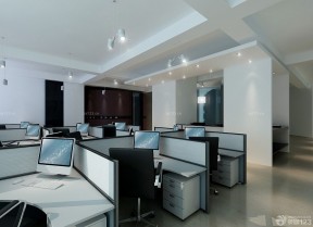 80平米办公室装修设计 转角电脑桌书柜组合图片