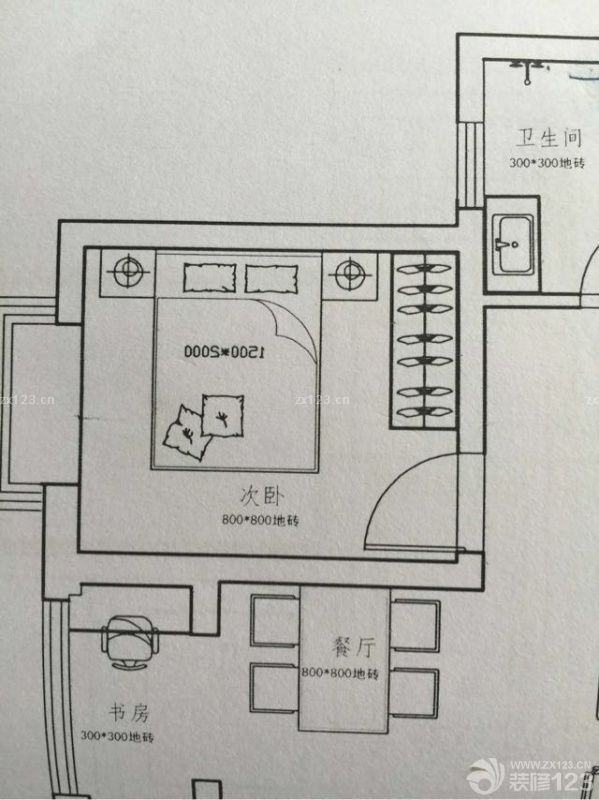 推薦了三家裝修公司都去量房了，說(shuō)真的當(dāng)時(shí)那段時(shí)間我很忙，因?yàn)槊χk貸款的事情，本來(lái)不打算裝修的，最后考慮下，早晚都要裝，早裝好可以多通風(fēng)一段時(shí)間，最后就確定了浪淘沙裝飾公司，可能和他們公司聊的來(lái)吧，報(bào)價(jià)三家也都差不多，我是全包給他們。上面說(shuō)過(guò)我是真心沒(méi)有時(shí)間。設(shè)計(jì)方案其實(shí)里面裝修公司都大同小異，最后基本上是這種了，能拆的盡量拆，畢竟空間會(huì)大一點(diǎn)，本來(lái)南北兩個(gè)陽(yáng)臺(tái)，我全部決定打通，把開發(fā)商送的推拉門全部拆掉了，記得賣了200元錢，哎兩個(gè)推拉門啊，裝新的一扇門就要兩千多，雙層鋼化玻璃。