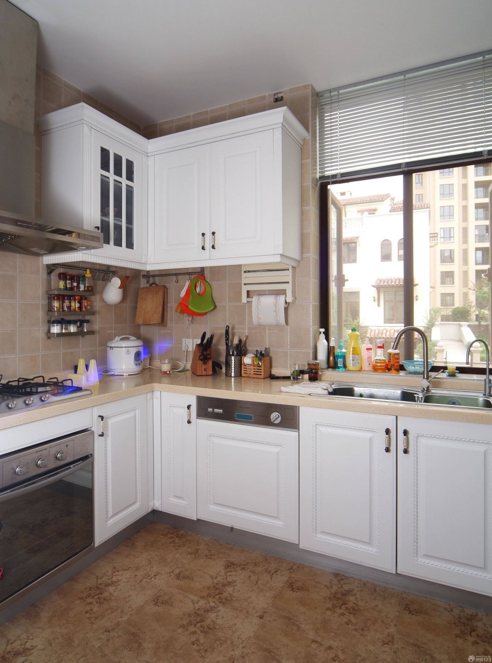 90平米房屋厨房白色橱柜装修设计效果图