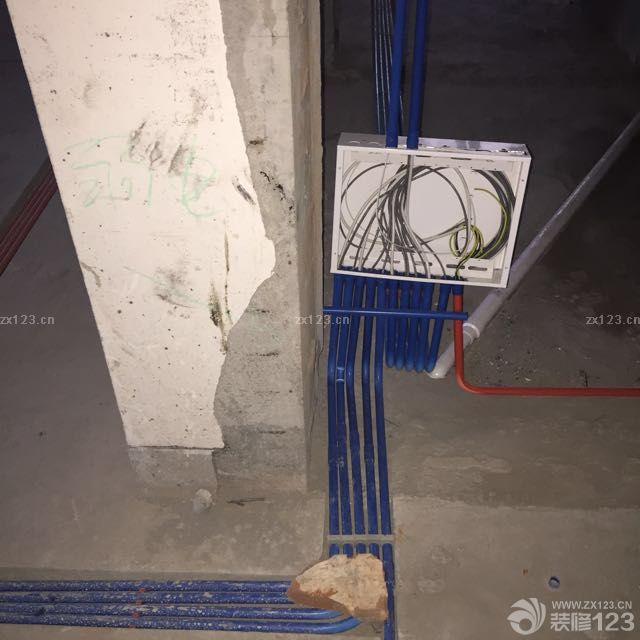 昨天水電管線終于全鋪完了，做建筑的老公也也說做的很贊，主要房子里打掃的好干凈，這個(gè)我喜歡，但以為今天會(huì)有進(jìn)展，沒想到今天竟沒人，不知道原因。