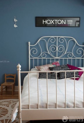现代家装卧室深蓝色墙面装修效果图片
