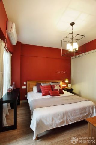 绚丽60小户型跃层卧室红色墙面装修实景图