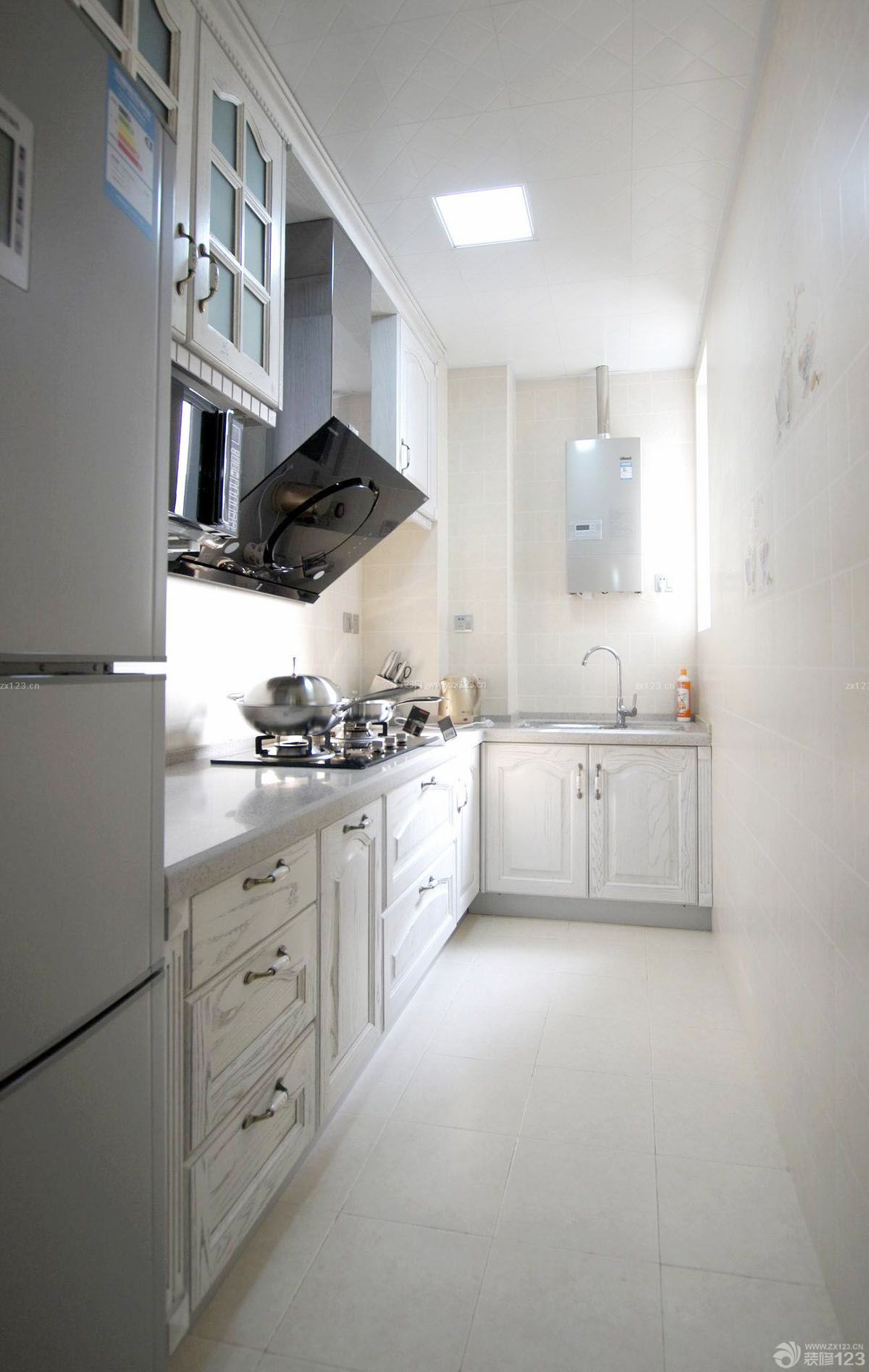 70平米装修样板房厨房白色橱柜装修效果图片