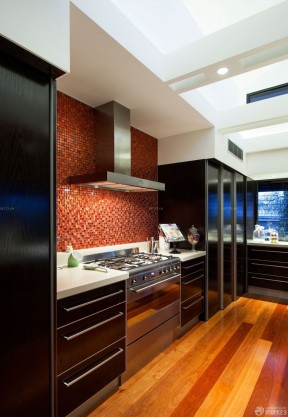 70平米两室一厅小厨房装饰效果图 棕黄色木地板装修效果图片