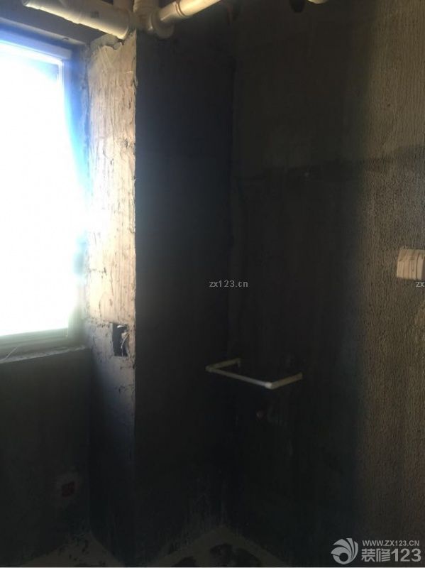 今天家里做完了兩遍防水。然后開(kāi)始鋪廚房的磚了。圖片里的下墻應(yīng)該是地磚，因?yàn)槔蠇尯蛶煾嫡f(shuō)錯(cuò)了，結(jié)果地磚鋪到了墻上，然后我們拿多出來(lái)的墻磚又去換了地磚，也就是說(shuō)現(xiàn)在的地磚和下墻是同樣的圖案。但這樣看來(lái)也不錯(cuò)。挺好看的。老媽還不斷自責(zé)，我一直安慰老媽?zhuān)冶緛?lái)自己也喜歡這樣的。最后廚房門(mén)上邊做了個(gè)框。但是里邊的線管不知道是鏈接哪的。據(jù)說(shuō)是鏈接廚房開(kāi)關(guān)的，可是之前我們已經(jīng)都做好了呀。不知道怎么回事。覺(jué)得裝修公司這點(diǎn)做的不好。不透明。