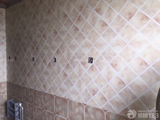 廚房瓷磚在勾縫。地磚因?yàn)橥硭偷剿赃€沒(méi)鋪。實(shí)際效果比這個(gè)圖片看著更偏黃色一些。后面是衛(wèi)生間的瓷磚。因?yàn)橄茨槼睾婉R桶都是歐式白色的，所以選擇深色些的瓷磚。而且衛(wèi)生間也有窗戶。最后一張是我房間的地磚已經(jīng)鋪完了。是拋釉的，也挺亮。鏈接地磚和上面的是踢腳線。特意選個(gè)淺色的。