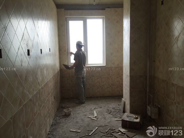 廚房瓷磚在勾縫。地磚因?yàn)橥硭偷剿赃€沒(méi)鋪。實(shí)際效果比這個(gè)圖片看著更偏黃色一些。后面是衛(wèi)生間的瓷磚。因?yàn)橄茨槼睾婉R桶都是歐式白色的，所以選擇深色些的瓷磚。而且衛(wèi)生間也有窗戶。最后一張是我房間的地磚已經(jīng)鋪完了。是拋釉的，也挺亮。鏈接地磚和上面的是踢腳線。特意選個(gè)淺色的。