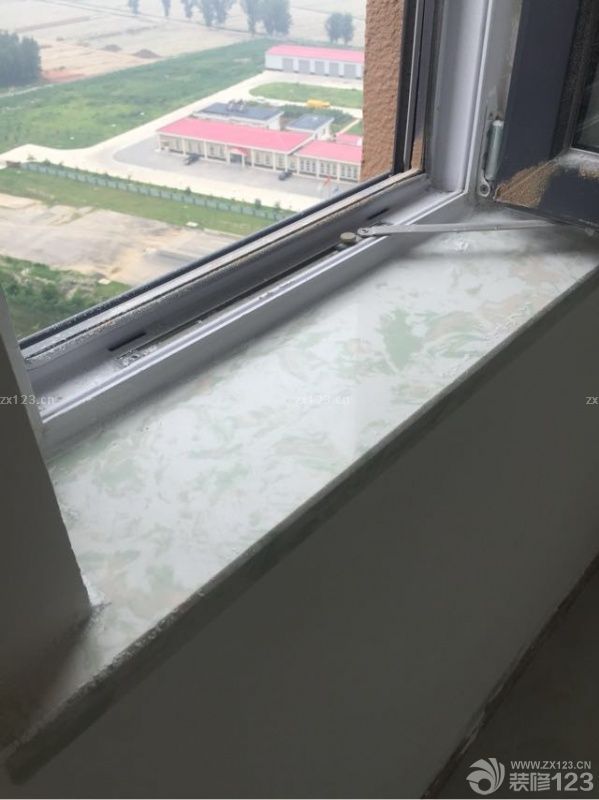 最近感覺(jué)沒(méi)做什么活。從老家回來(lái)，臥室燈盤(pán)裝上了，感覺(jué)還不錯(cuò)。窗臺(tái)板也按好了，選擇了淡綠色大理石材料。和地磚配起來(lái)感覺(jué)很干凈。衛(wèi)生間的瓷磚也做了美縫。