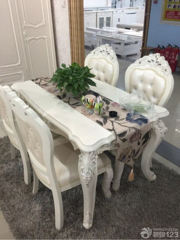 今天定下來(lái)了這些歐式的家具。七件總共1萬(wàn)。餐桌的桌面改成大理石面的了。很上檔次。餐桌的座椅改成了稍微深色的，這樣臟了不是那么明顯。其他都沒(méi)變動(dòng)了。特別喜歡這一套。