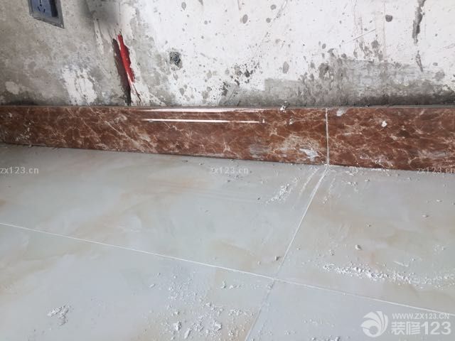 家里地磚已經(jīng)都結(jié)束了。過(guò)門(mén)石和踢腳線都完成了。這個(gè)美麗的姑娘在給我們量窗臺(tái)面。打算用大理石面。