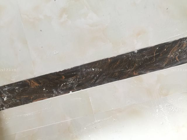 家里地磚已經(jīng)都結(jié)束了。過(guò)門(mén)石和踢腳線都完成了。這個(gè)美麗的姑娘在給我們量窗臺(tái)面。打算用大理石面。