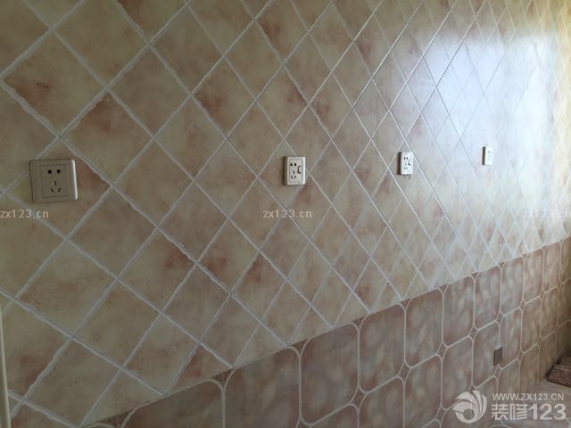 今天家里安裝了熱水器和電源開(kāi)關(guān)插座。買(mǎi)的西蒙開(kāi)關(guān)，質(zhì)量不錯(cuò)。為了配磚和壁紙，特意選擇香檳金色的。熱水器是60L海爾的。衛(wèi)生間小幸好沒(méi)有買(mǎi)80L的。