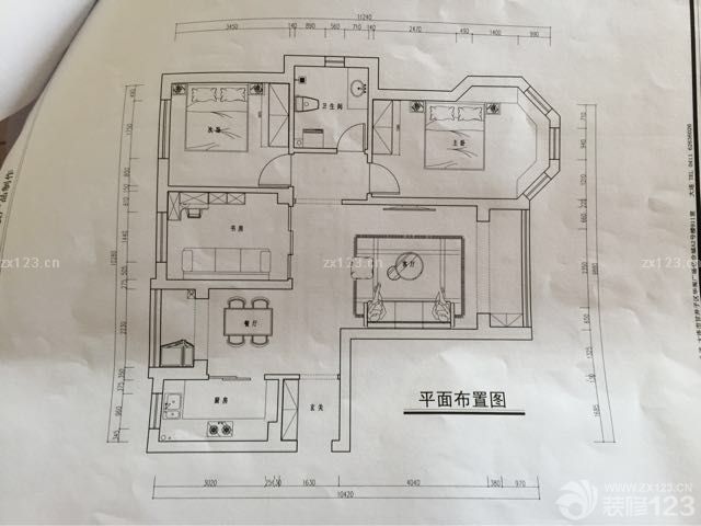 6月17日簽訂裝修合同，準(zhǔn)備6月24日開工。昨天找了包陽臺(tái)的，定做了前后陽臺(tái)落地窗，今天選了廚房衛(wèi)生間的瓷磚，急用的也就這些，等待開工大吉了。先上一張平面圖，希望能堅(jiān)持把日記寫下去。