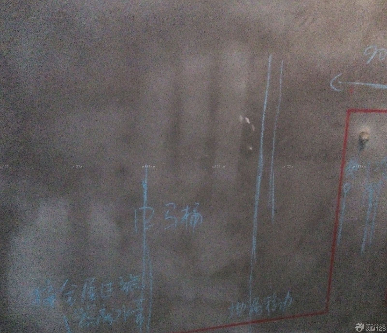 設(shè)計(jì)水電從早上9點(diǎn)到下午4點(diǎn)，我請楊帆裝飾的楊工和水電師傅（楊工大哥,灰衣）一起吃了個工作餐，下午接著搞，這是成果，增加了很多插座，按土豆的設(shè)計(jì)，全部水路都要重新拉，這樣會更安全，不會留下裝修隱患。