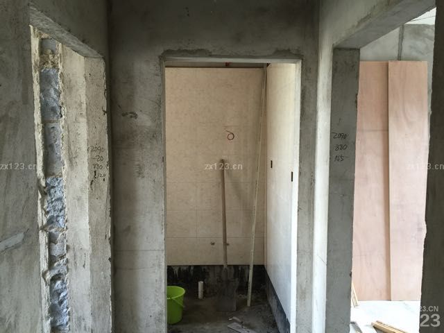 厨房墙面砖贴完了。厕所地面和靠小房的一面墙要做防水。木工师傅也来了。把吊顶和背景墙都做好了。窗台大理石也ok了。真不错。