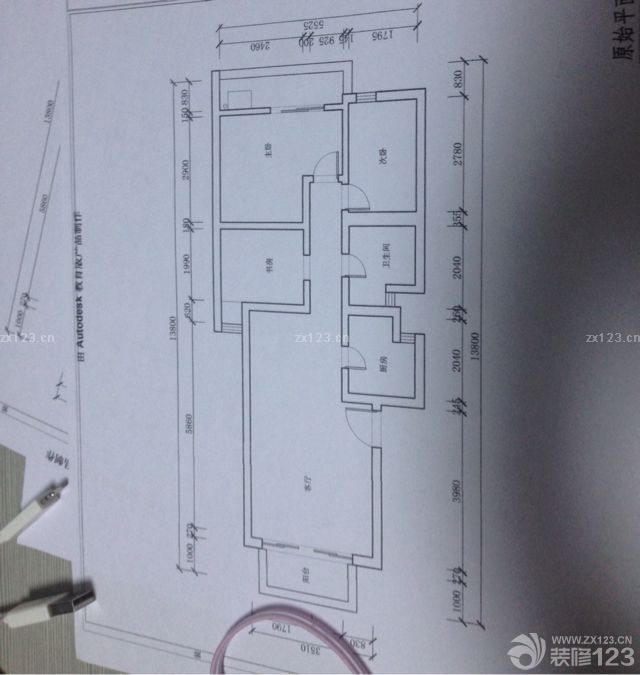 房間效果圖和戶型布局圖和原始戶型圖～超迷你的三房有木有，老派香港人開發(fā)商思維跟內(nèi)地的果然不太同，緊湊的不一般。思考再三還是決定把陽臺和臥室墻打掉這樣房間會大很多。但是會留梁和邊角墻，保證一定的穩(wěn)固性，廚房門洞擴大做推拉。增加采光。原戶型客房廁所門對著，移動客臥門避免風水相沖。